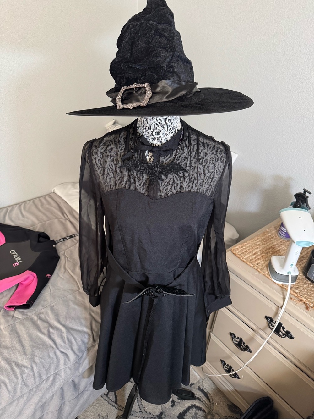 Halloween costumes.com women’s Black Long-Sleeve witches dress hat & necklace